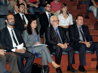 Grup de persones assistint a l'acte institucional al Centre Francesca Bonnemaison, al casc antic de Barcelona.