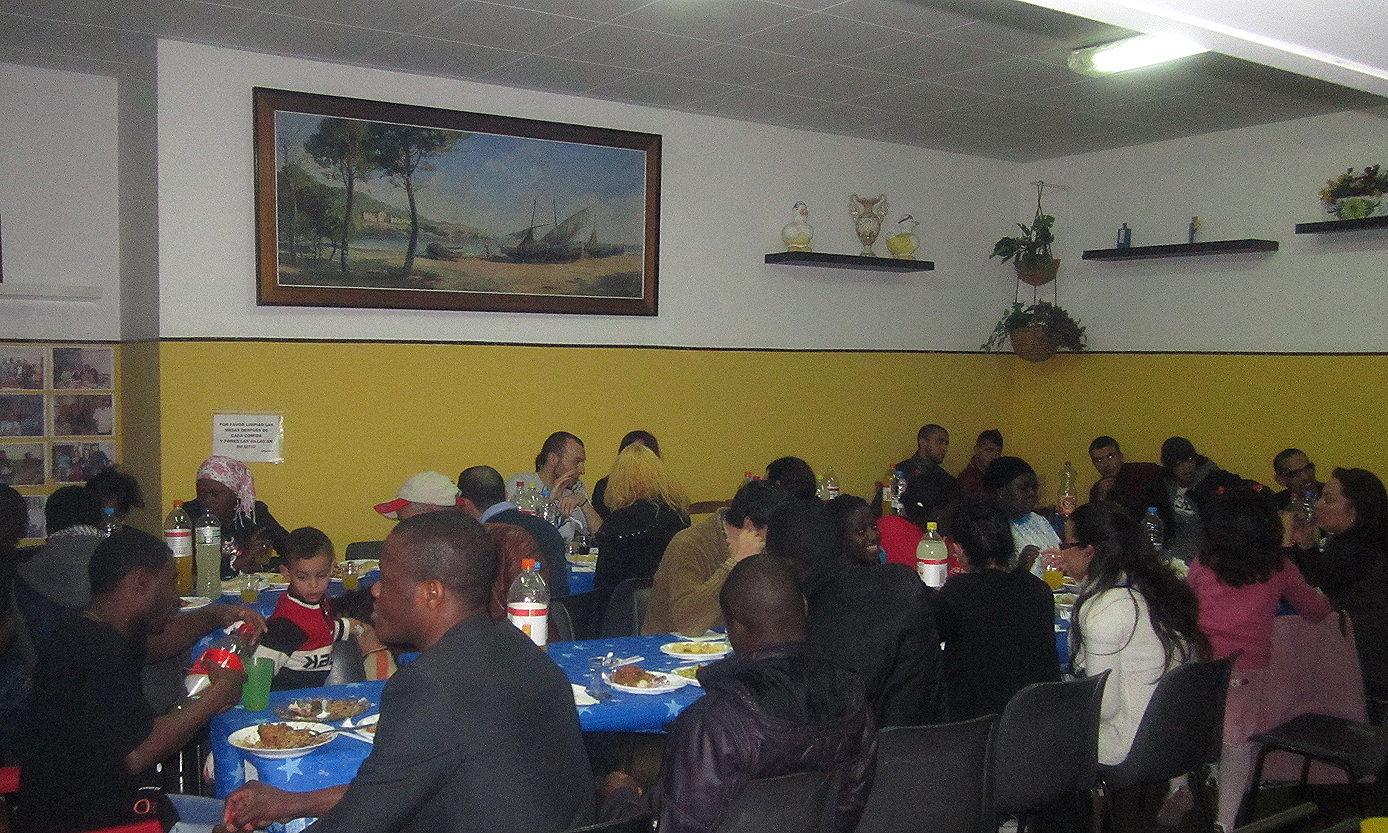 Grup de persones celebrant l'arribada del nou any al menjador del Castell.