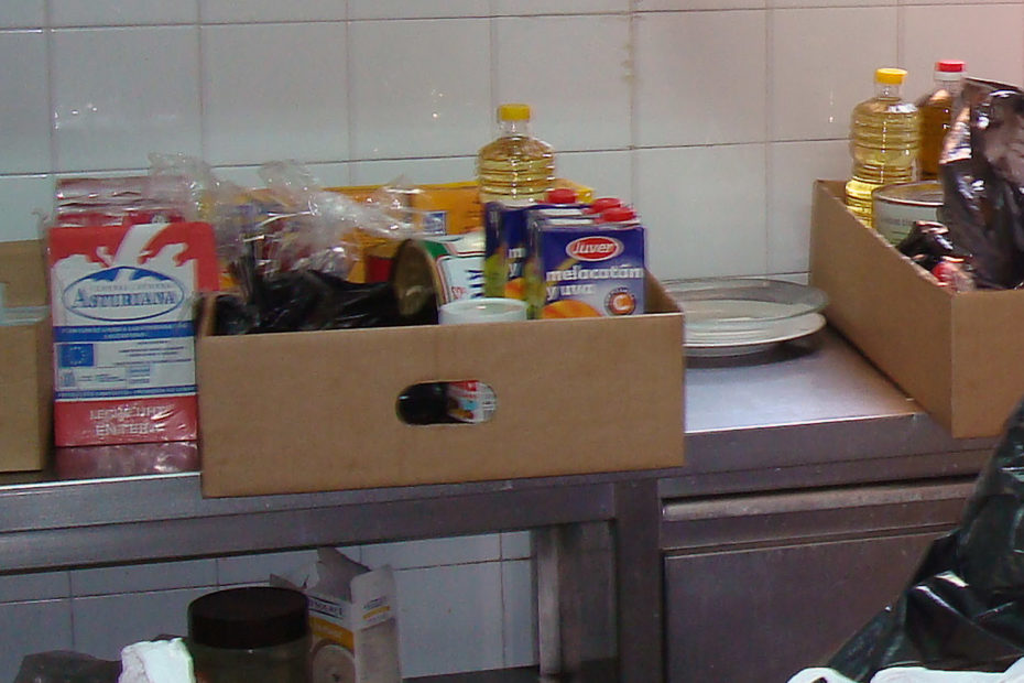 Lots d'aliments amb suc, llet, oli i d'altres productes.
