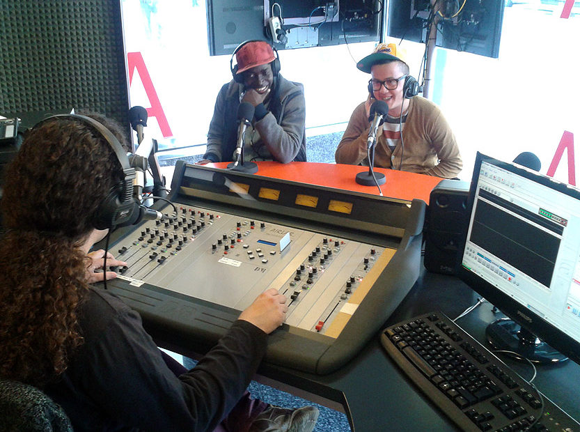 Grup d'usuaris assistint a la gravació d’un dels programes de ràdio de l’Espai Sonor.
