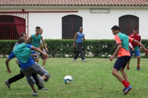 Nois jugant a futbol a El Castell de Santa Perpètua.