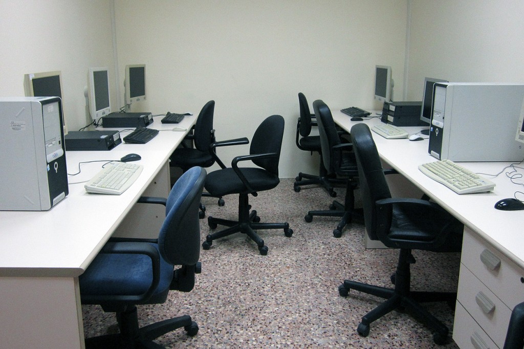 Aula d’informàtica al centre per a joves a Sant Boi.