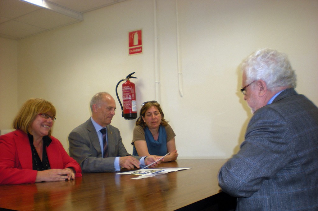 Grup de persones participant a la reunió amb l'alcalde de Sant Boi.