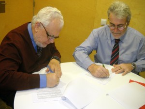 Guillem Correa, director d'Iniciatives Solidàries, signant el conveni de col·laboració amb l’Ajuntament de Santa Perpètua.