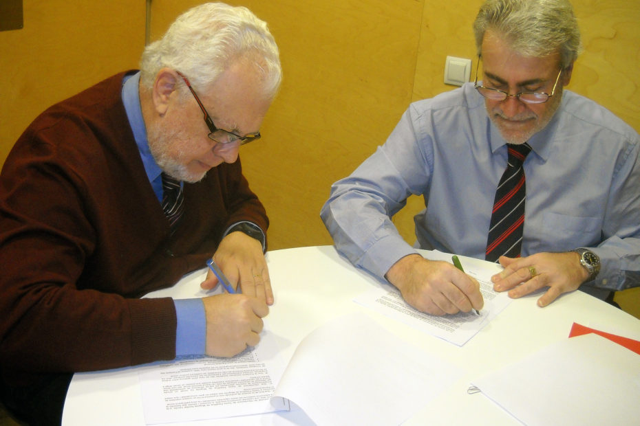 Guillem Correa, director d'Iniciatives Solidàries, signant el conveni de col·laboració amb l’Ajuntament de Santa Perpètua.