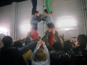 Nois formant un castell a un dels assaigs dels castellers de Sabadell.