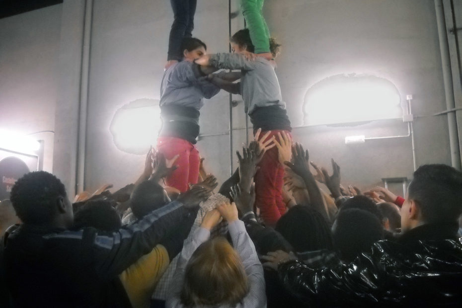 Nois formant un castell a un dels assaigs dels castellers de Sabadell.