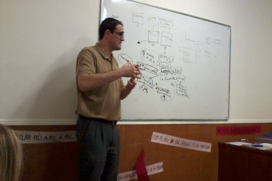 L’advocat de l’entitat, David Becerra, parlant al taller formatiu sobre la Llei d'Estrangeria.