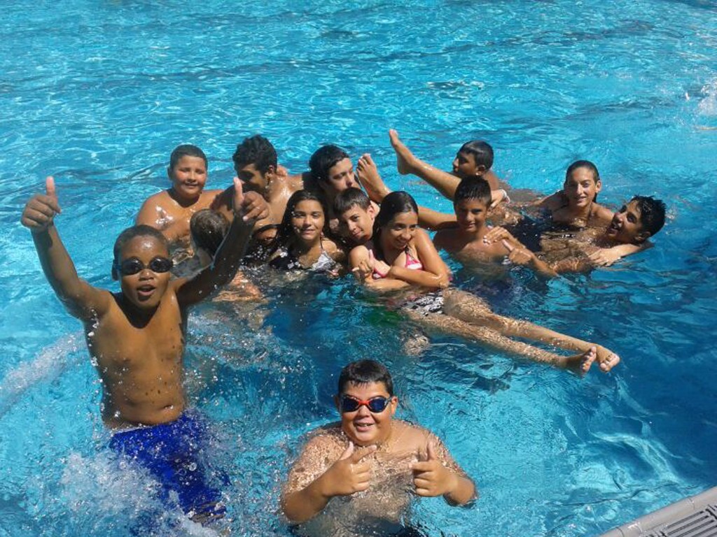 Grup de nois i noies a la piscina.