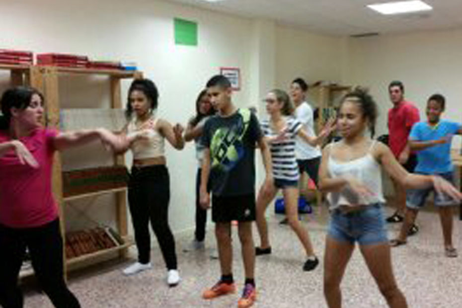 Grups de nois i noies ballant zumba.