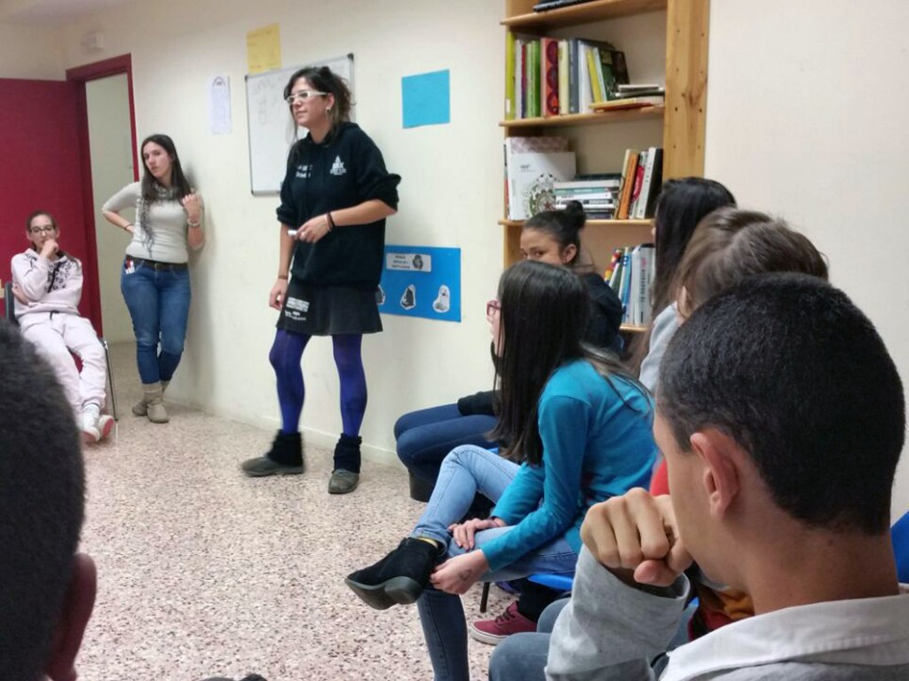 Grup de joves participant en el taller sobre prevenció de drogues.
