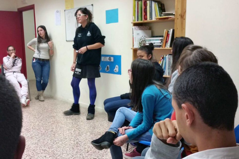 Grup de joves participant en el taller sobre prevenció de drogues.