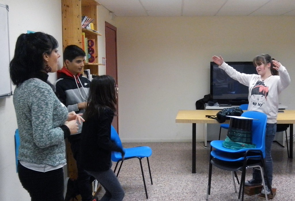 Grup de nens participant al taller de teatre.