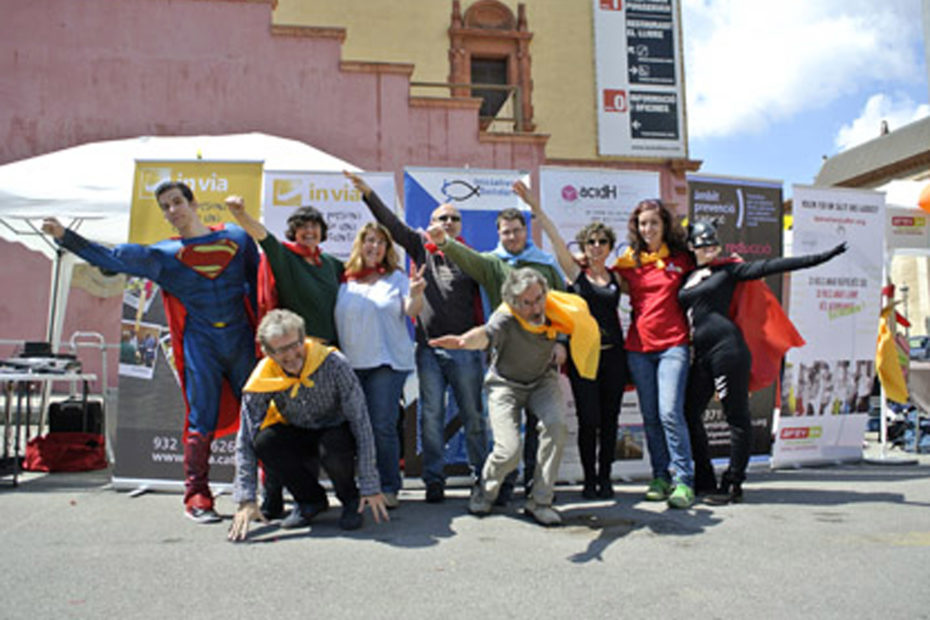 Grup de persones participant a la gimcana dels superherois.