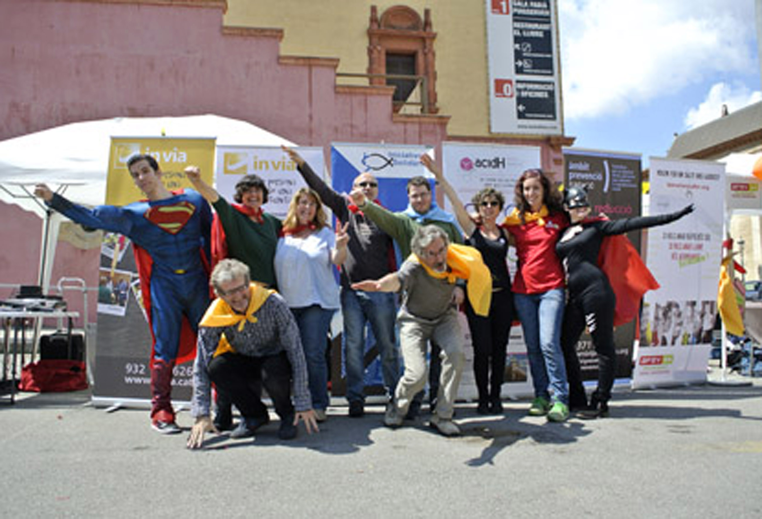 Grup de persones participant a la gimcana dels superherois.