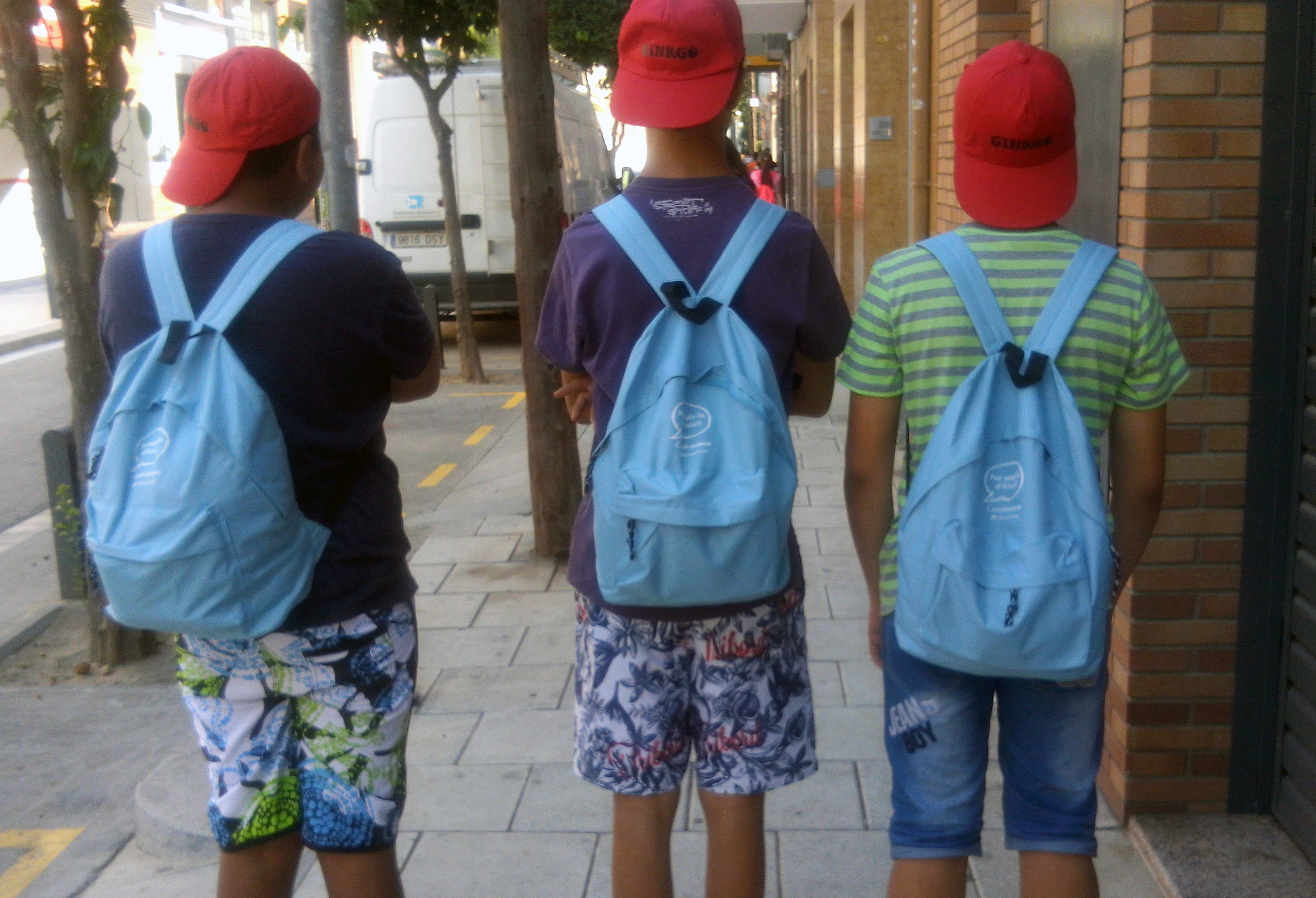 Tres nens amb la motxilla de la Caixa Proinfància