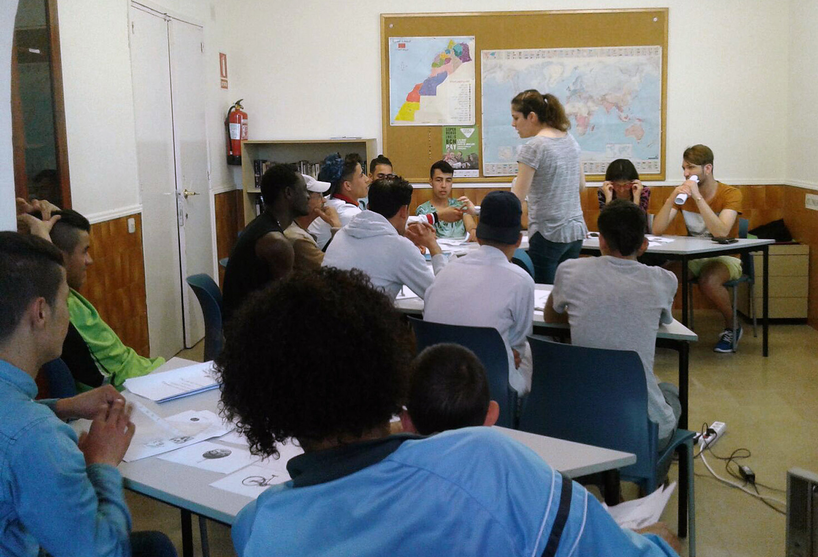 Un grup d'immigrants durant el taller al centre d'acollida