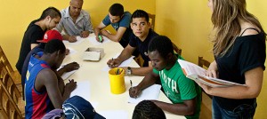 Nois fent un curs de català amb una educadora al centre d'acollida de Santa Perpètua de Mogoda.