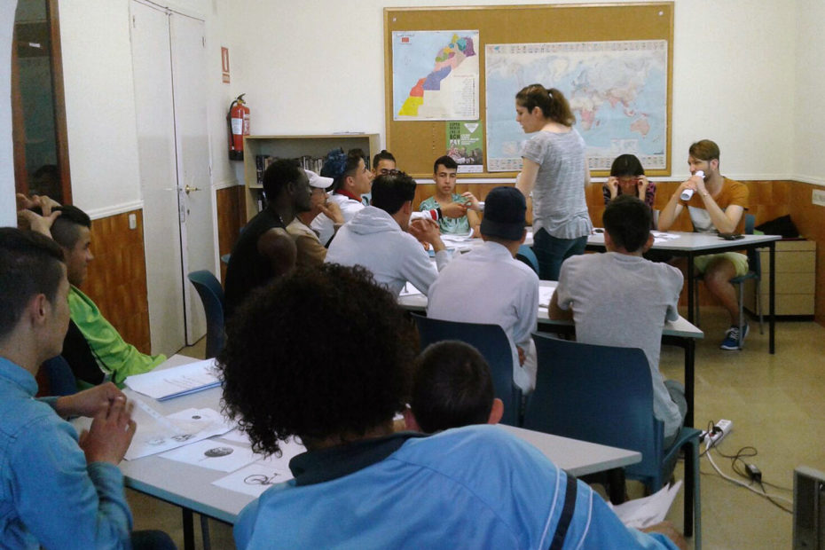 Un grup d'immigrants durant el taller al centre d'acollida