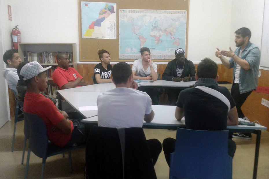 Un grup de nois al taller d'Energy Control
